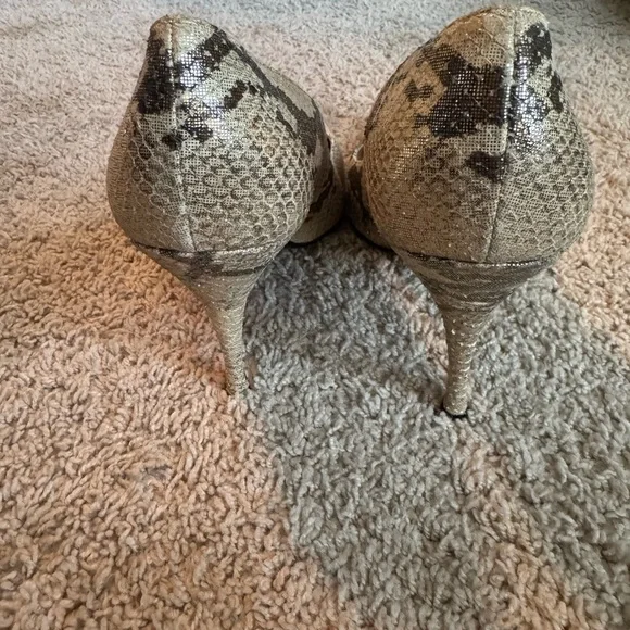 Stuart Weitzman Gold Sparkle Snakeskin Heels – Women’s 10M - Picture 3 of 8